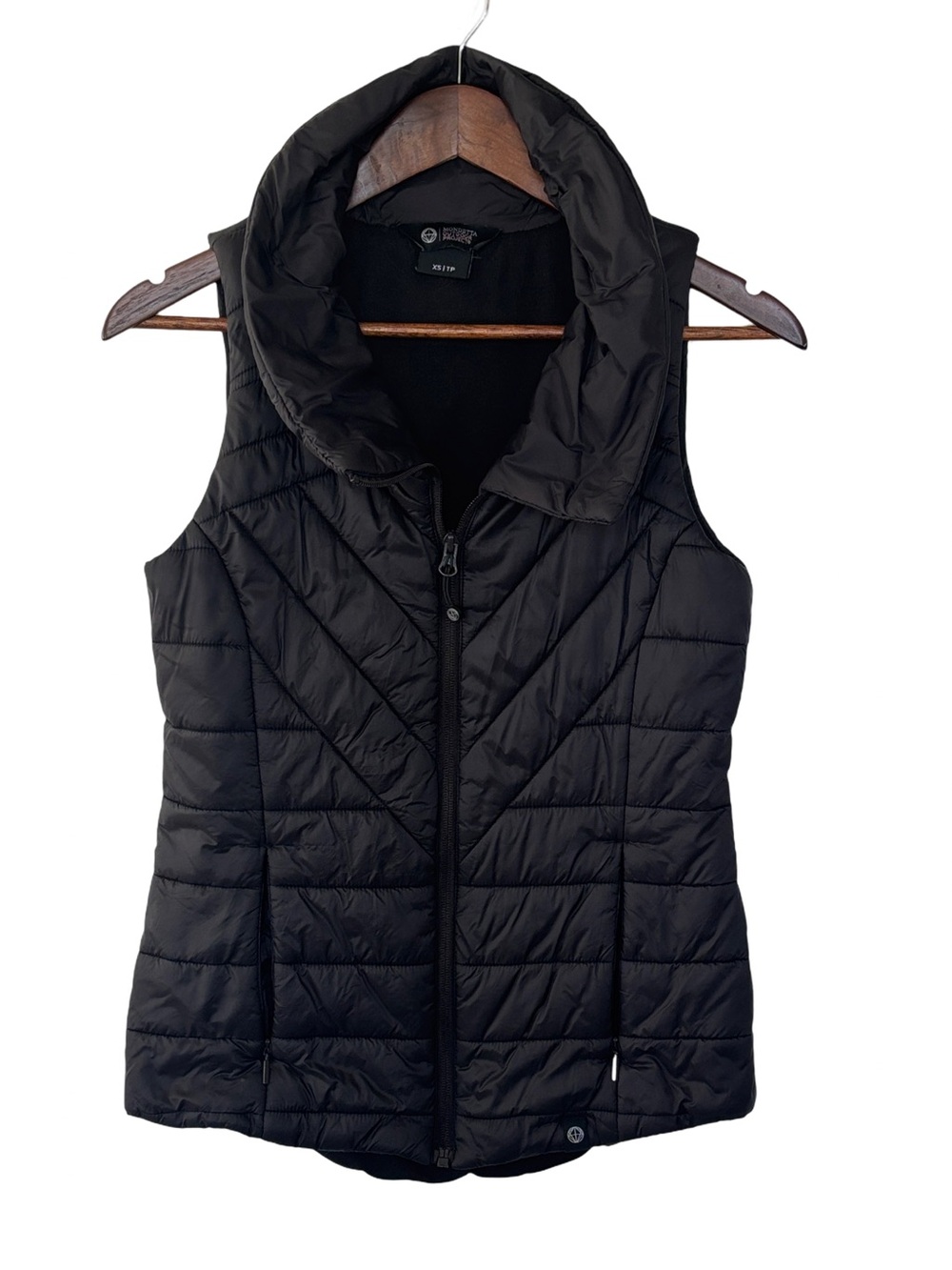 Mondetta Black Quilted Hooded Puffer Vest - Women